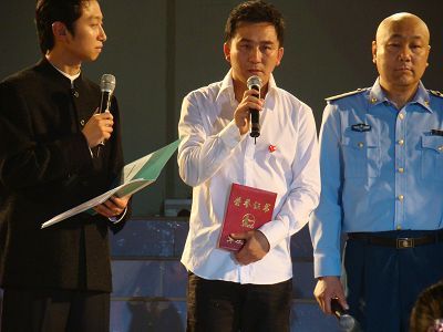 赵毅担任"心心点灯"慈善大使 现场流泪不止