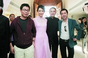 "华谊兄弟"王中军(左)和王中磊(右)和胡静夫妇在婚礼现场合影.
