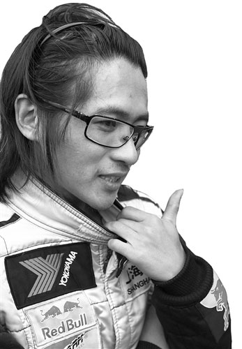 韩寒讽刺郭敬明 公开恋情:我有女朋友了(图)