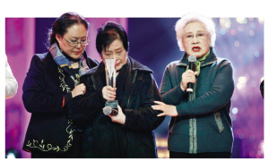 斯琴高娃和秦怡安慰谢晋导演的妻子徐大雯