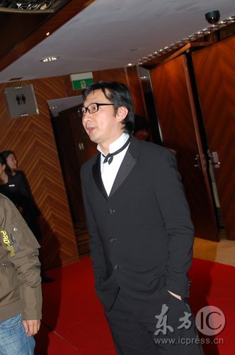 宁浩导演出席活动犯烟瘾 台湾主持人九孔当陪客