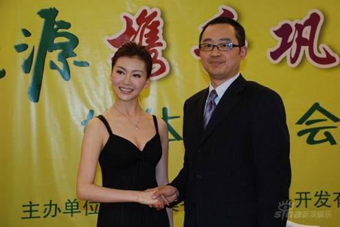 巩新亮和商家合影