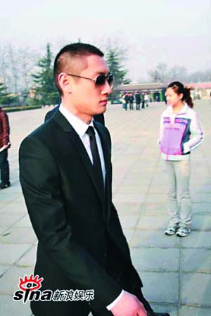 汪雨亲写挽联亲朋好友云集 走后才知李钰这么红