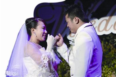 丫蛋与老公婚礼上拉钩