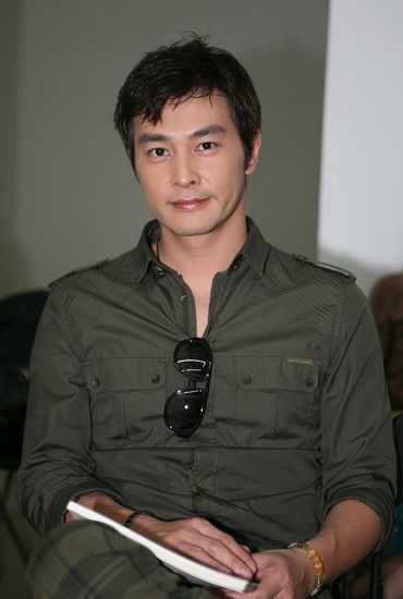 型男连凯出席《大周末》庆典 成护花使者(图)