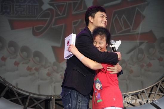 当天,在张亚飞,李欣汝,刘晓虎等五位"丑女"明星们的共同努力下,见面会