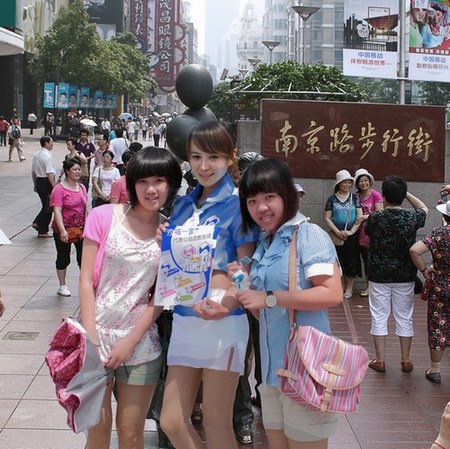 近日以沙福公益为名义发放公益宣传单的众多沙福美女齐聚南京路,宣传