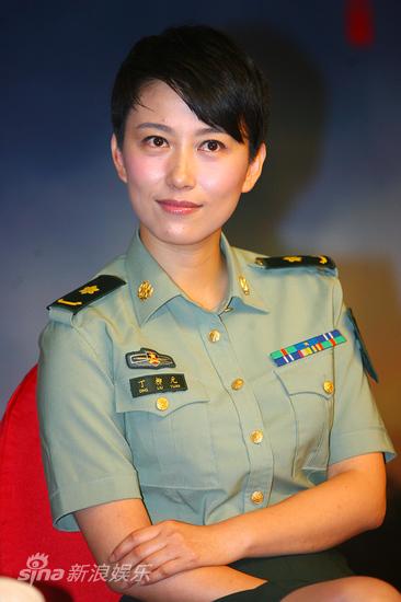 丁柳元 俞飞鸿 温峥嵘 新浪娱乐讯 说到演艺圈内长得像的明星相信