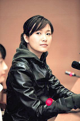 洛杉矶当地时间1日,刚夺得中美电影节最佳导演奖的徐静蕾受南加州大学