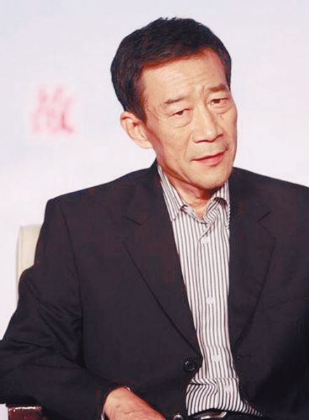 李雪健萨日娜获职业道德奖 敬业不乱涨价被肯定