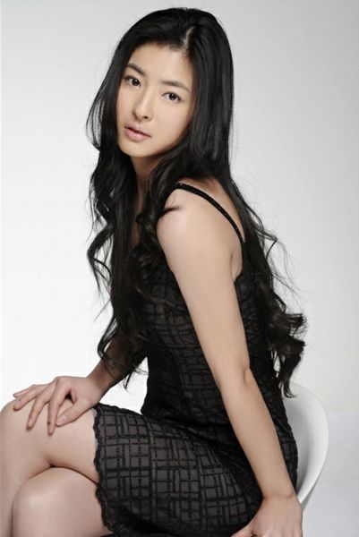 女星杨紫彤裙装写真显婀娜(图)