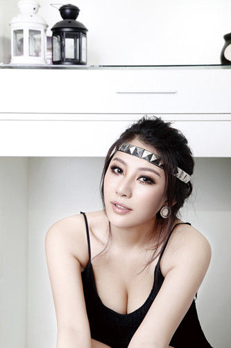 黄嘉熙 深V美女