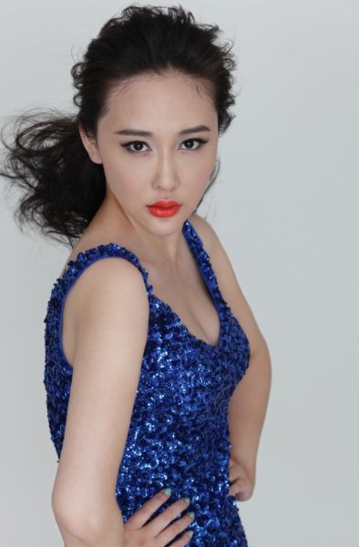 陈美行拍彩妆广告 未受传闻影响状态佳