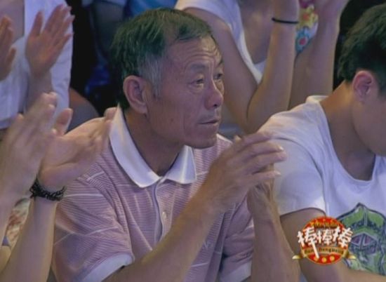 公厕女孩爷爷现场助阵