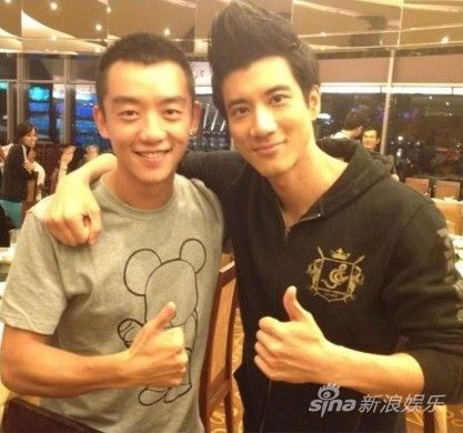 郑恺晒与王力宏合影 亲密无间欲向其拜师