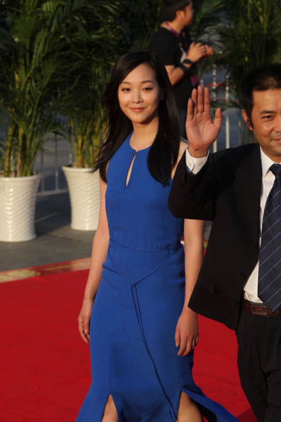 何杜娟蓝裙清爽亮相金鸡百花闭幕红毯