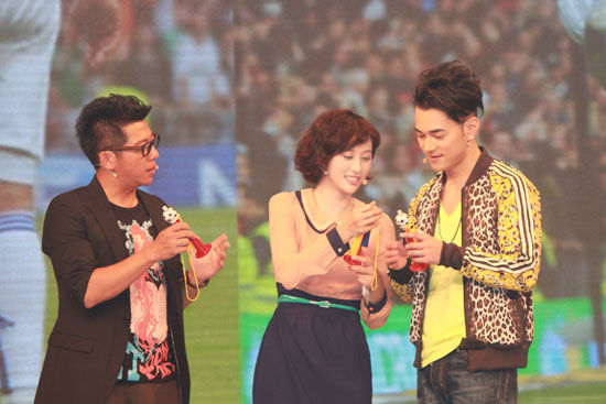 胡海泉送李欣汝李晨礼物