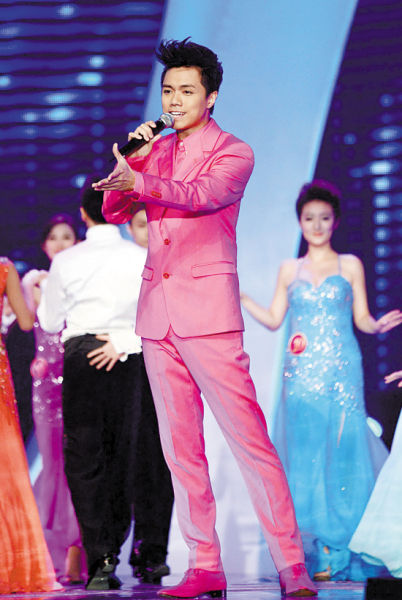 张敬轩投入演唱