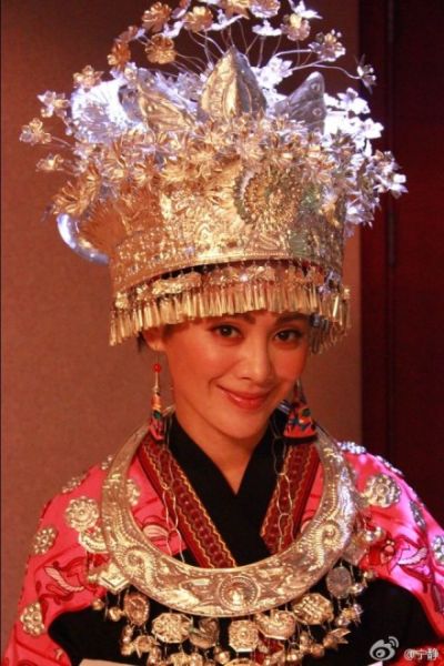 宁静穿苗族服饰