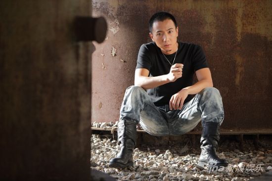 新浪娱乐讯 日前,电视剧《汉口码头》中的新晋小生于笑曝光了一组大尺度硬汉写真。照片中,于笑着贴身背心,一改昔日荧幕形象,大秀结实完美腹肌,展现出帅气硬朗的型男范。 演员于笑在央视播出的《汉口码头》中以九戒的侠骨柔情形象被人们称赞。于笑逐渐被更多的观众所熟知,在帅气俊朗的外表下,于笑的演技也得到了导演和观众的认可。此外,于笑为人谦虚亲和的处事态度,更让他得到了圈内众多好友的支持。 在演艺钻研方面于笑有着很强的毅力和耐力,并用自己的理解来诠释他的角色。在现实中,于笑更崇尚自然、简单的生活方式。