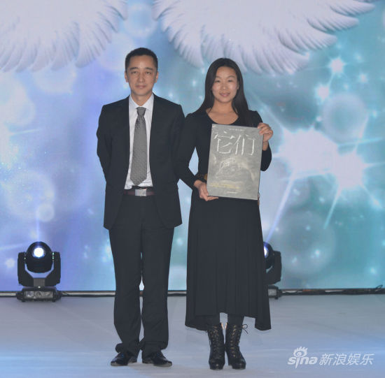 赵子琪路金波夫妇赠书助力慈善(图)