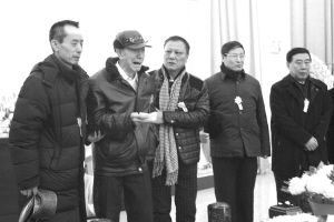 送别金炳昶杨振华痛哭失声