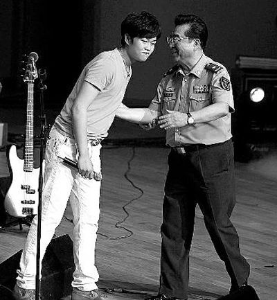 网友质疑李双江之子改年龄