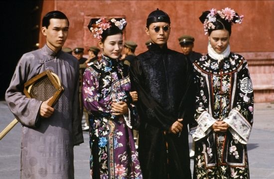 邬君梅(右一)在《末代皇帝》中的剧照.