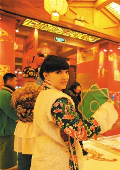 身着东北花袄的工作人员在门口迎客.新京报记者 郭延冰 摄