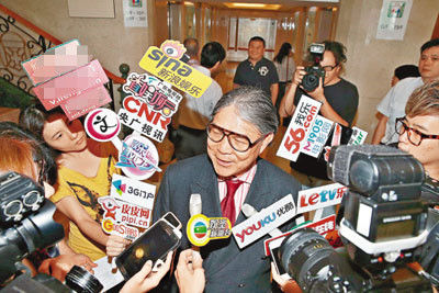 霍震霆谈及孙子笑容满脸。