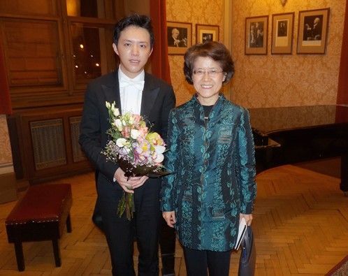 中国驻捷克大使与钢琴家李云迪献花并合影