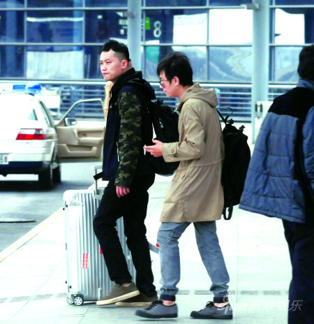 文章打扮颓废借烟消愁