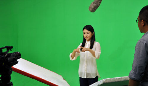 张含韵拍摄全国助残日公益宣传片