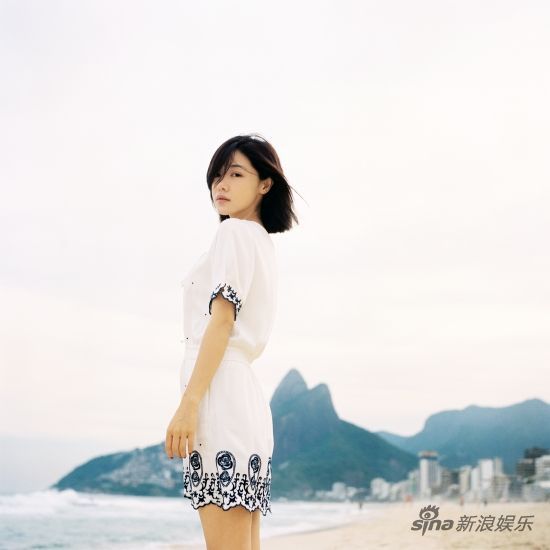 邓家佳海边写真文艺十足(图)