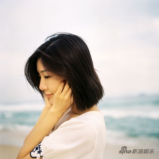 邓家佳海边写真文艺十足(图)
