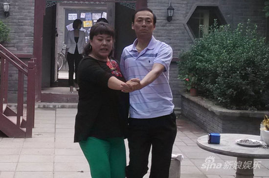 杨猛(右)