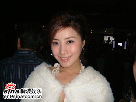 王雅捷化身雪白天使 盛装出席化妆发布会(附图)