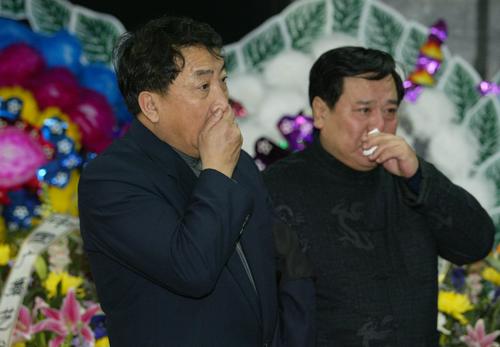 郭德纲(blog),于谦和李金斗等相声界人士前来吊唁.