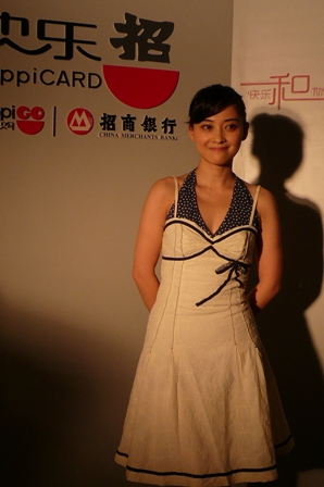梅婷清凉亮相上海收视女王也爱快乐购物(组图)