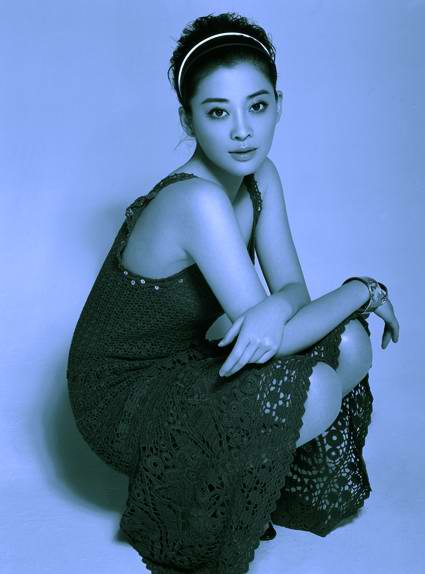 梅婷绝美写真朱唇含露展现水滑肌肤(组图)