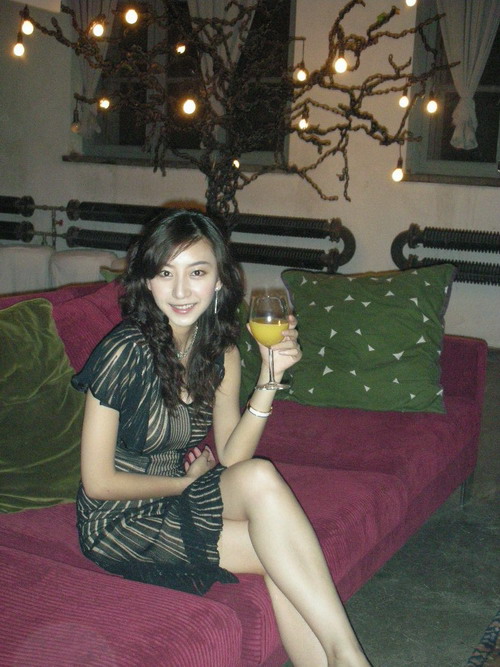 新一代性感女星唐一菲现身时尚派对(组图)