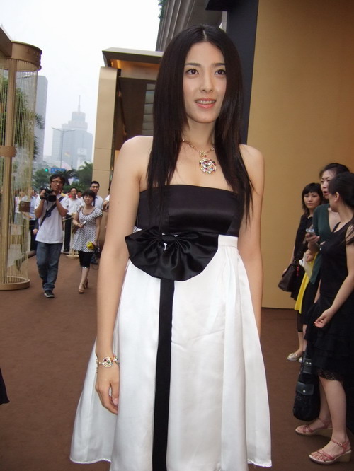 曾黎出席珠宝活动黑白礼服“光彩”照人(组图)