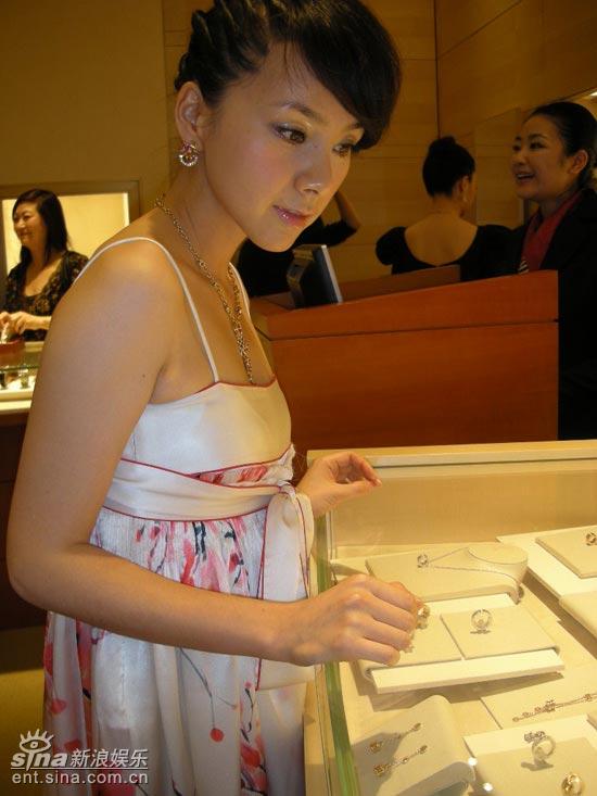 何琳参加珠宝活动典雅礼服尽显高贵本色(组图)