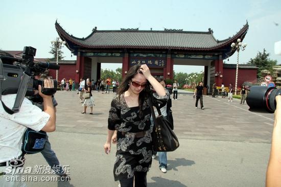 图文:生前好友前往悼念--表情沉痛