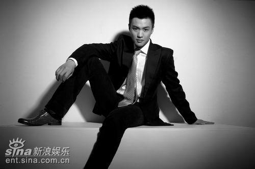 周一围近期三喜临门西装尽显绅士风度(组图)