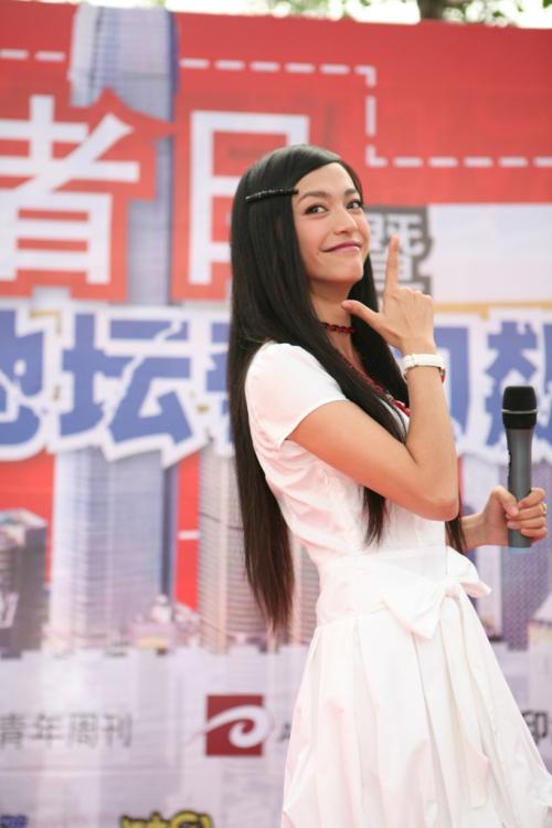 姚晨与太阳村儿童欢庆香港回归十周年(组图)