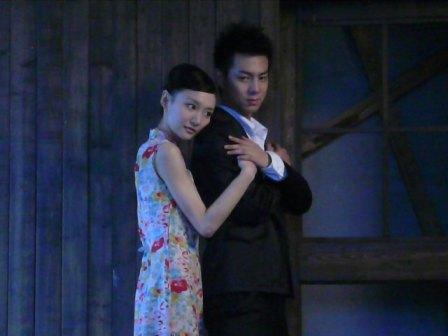 牛萌萌携好男儿演绎香港电影花样年华(组图)