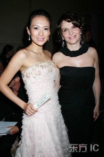 组图:章子怡亮相法国时装周 与男友亲昵依偎