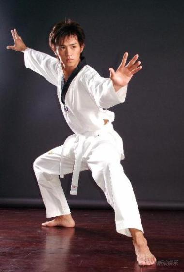 组图:郑晓东踢出一片天地 展示跆拳道训练成果