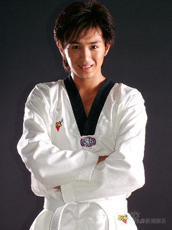 组图:郑晓东踢出一片天地 展示跆拳道训练成果
